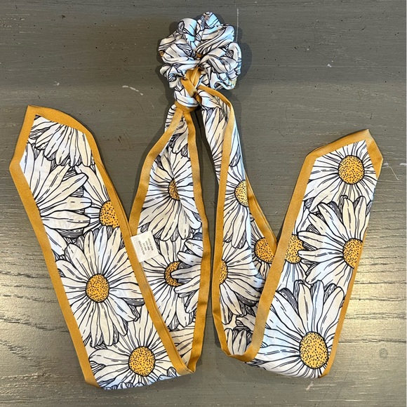 Daisy Floral Scarf Scrunchie - Picture 4 of 7